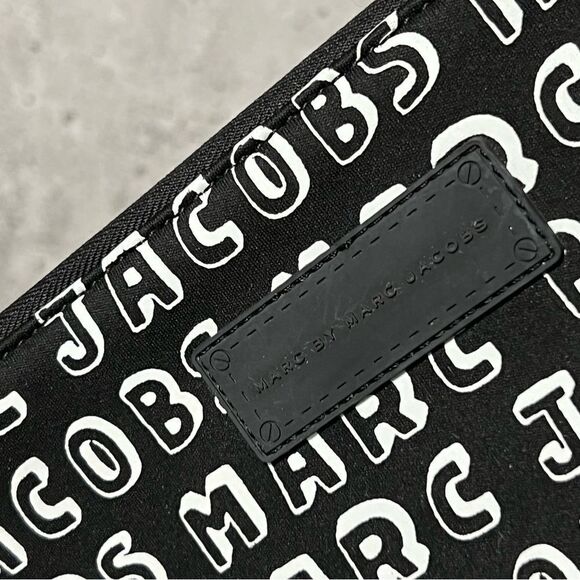 𝅺marc by Marc Jacobs Monogram Laptop Case - Picture 4 of 11